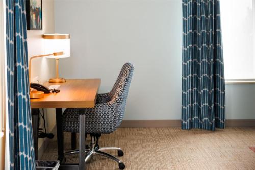 Suite en esquina con cama extragrande del hotel Hilton Garden Inn New York / Staten Island