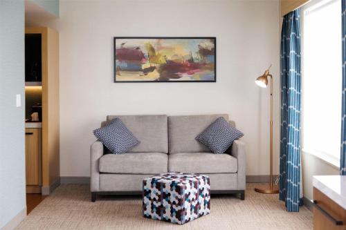 Suite en esquina con cama extragrande del hotel Hilton Garden Inn New York / Staten Island. Foto 1