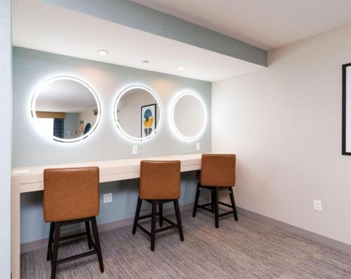 Suite de 1 dormitorio - 1 cama extragrande del hotel Hilton Garden Inn New York / Staten Island. Foto 3