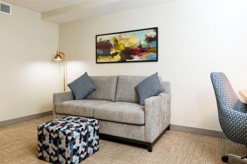 Suite Junior con cama extragrande del hotel Hilton Garden Inn New York / Staten Island