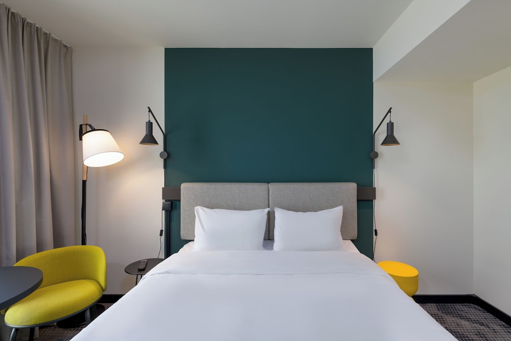 Habitación con 1 cama doble (160 x 200 cm), nuevo concepto de confort para dormir del hotel Ibis Leipzig City. Foto 1