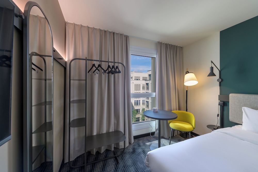 Habitación con 1 cama doble (160 x 200 cm), nuevo concepto de confort para dormir del hotel Ibis Leipzig City. Foto 2