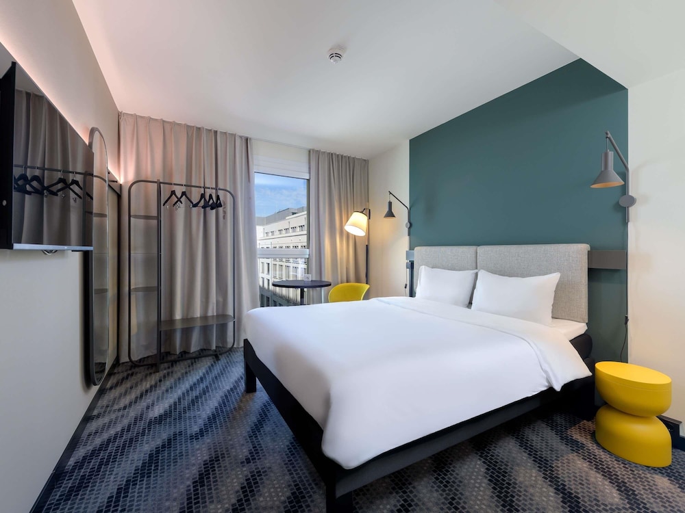 Habitación con 1 cama doble (160 x 200 cm), nuevo concepto de confort para dormir del hotel Ibis Leipzig City. Foto 10
