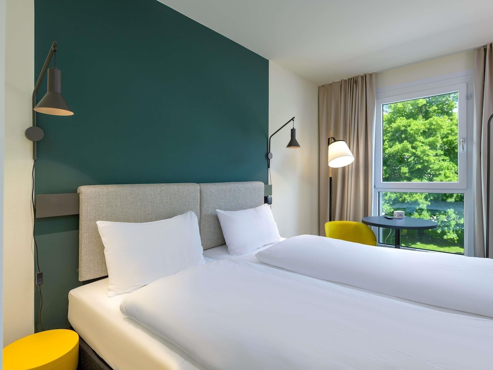 Habitación con 2 camas individuales equipadas con la nueva ropa de cama del hotel Ibis Leipzig City