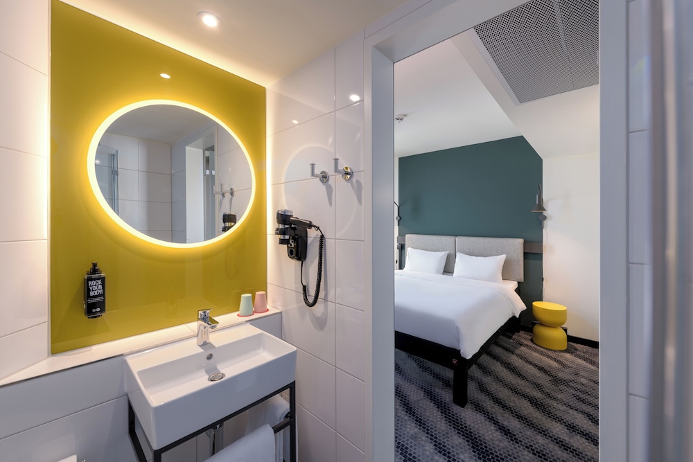 Habitación con 2 camas individuales equipadas con la nueva ropa de cama del hotel Ibis Leipzig City. Foto 3
