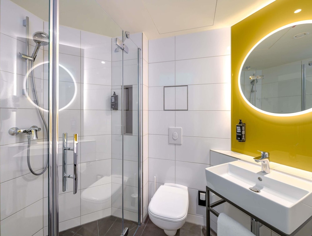 Habitación con 2 camas individuales equipadas con la nueva ropa de cama del hotel Ibis Leipzig City. Foto 4