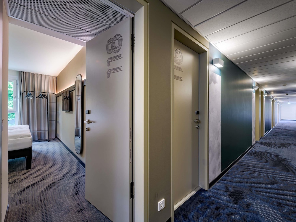 Habitación con 2 camas individuales equipadas con la nueva ropa de cama del hotel Ibis Leipzig City. Foto 5