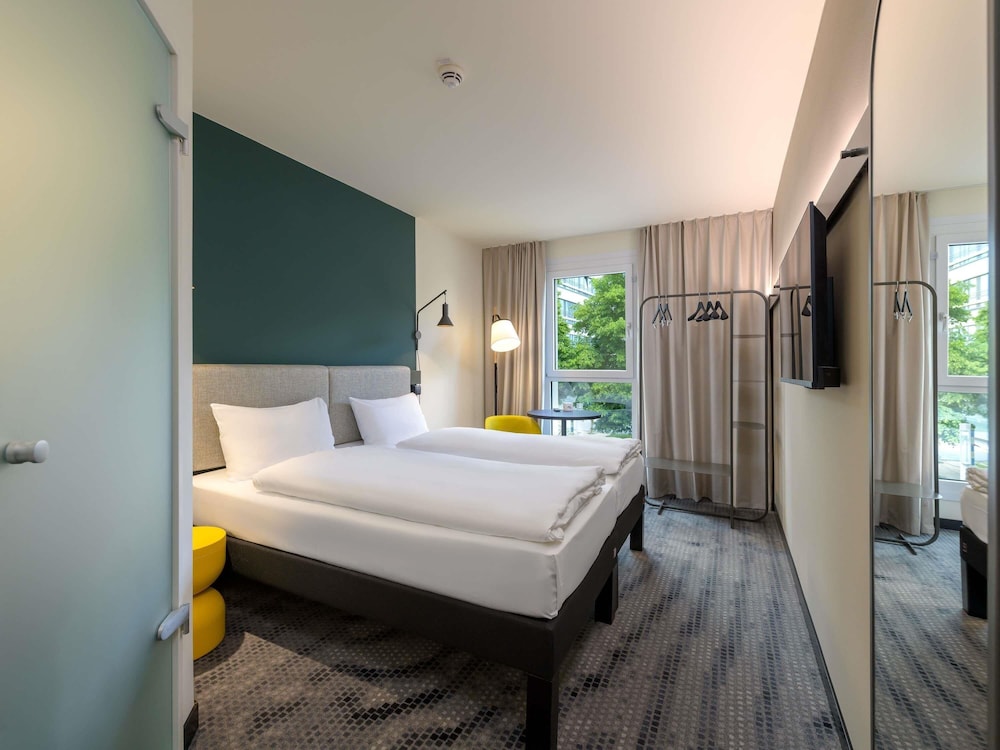 Habitación con 2 camas individuales equipadas con la nueva ropa de cama del hotel Ibis Leipzig City. Foto 7