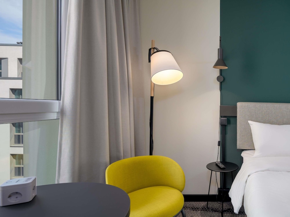 Habitación con 2 camas individuales equipadas con la nueva ropa de cama del hotel Ibis Leipzig City. Foto 8