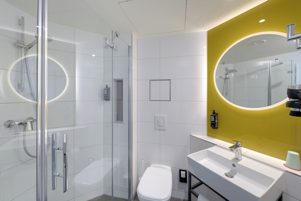 Habitación con 2 camas individuales equipadas con la nueva ropa de cama del hotel Ibis Leipzig City. Foto 9