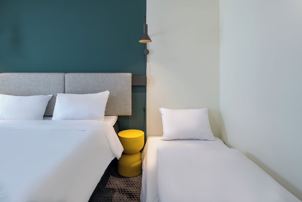 Habitación familiar con cama doble (160x200 cm) y sofá cama, nuevo concepto de sueño del hotel Ibis Leipzig City. Foto 1