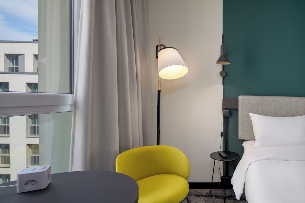 Habitación familiar con cama doble (160x200 cm) y sofá cama, nuevo concepto de sueño del hotel Ibis Leipzig City. Foto 2