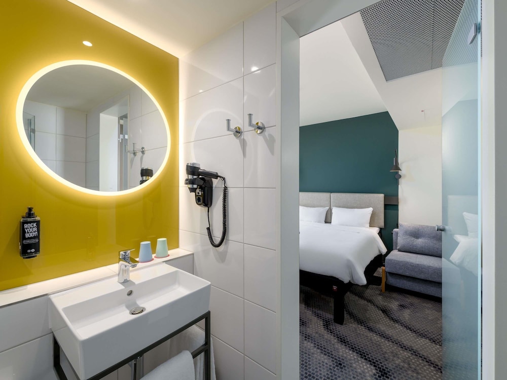 Habitación familiar con cama doble (160x200 cm) y sofá cama, nuevo concepto de sueño del hotel Ibis Leipzig City. Foto 5