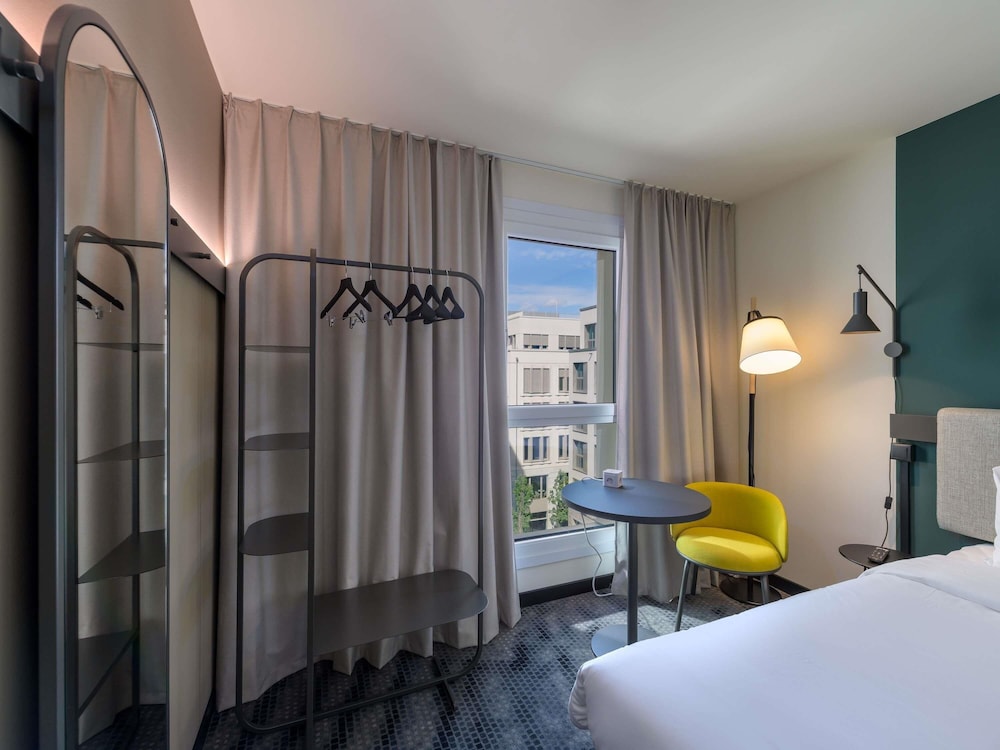 Habitación familiar con cama doble (160x200 cm) y sofá cama, nuevo concepto de sueño del hotel Ibis Leipzig City. Foto 6