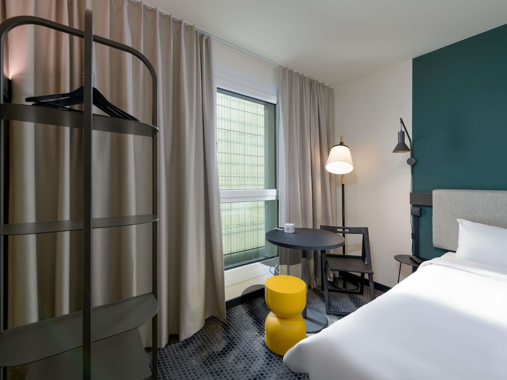 Habitación familiar con cama doble (160x200 cm) y sofá cama, nuevo concepto de sueño del hotel Ibis Leipzig City. Foto 8