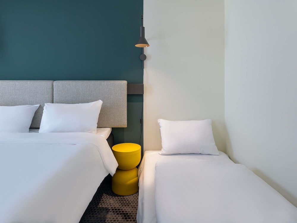 Habitación familiar con cama doble (160x200 cm) y sofá cama, nuevo concepto de sueño del hotel Ibis Leipzig City. Foto 9