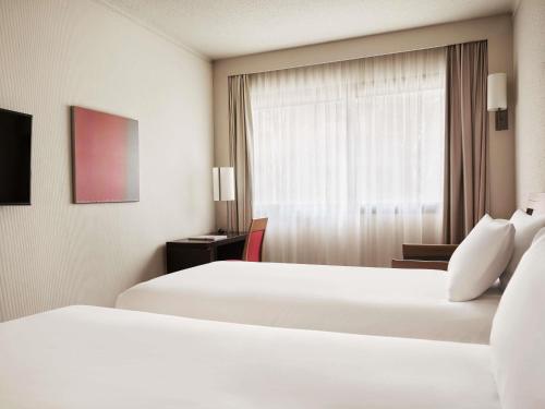 Standard Twin Room, 2 single beds and 1 single sofa bed del hotel Novotel Athenes. Foto 1