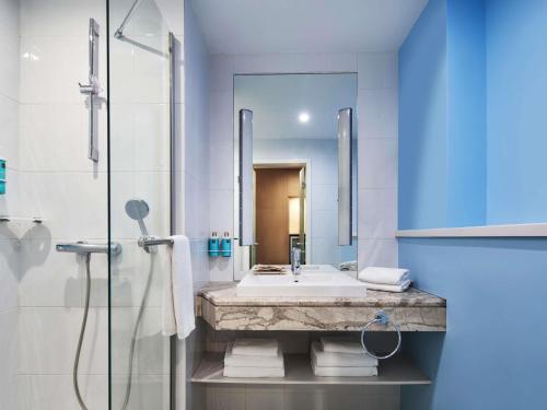 Standard Twin Room, 2 single beds and 1 single sofa bed del hotel Novotel Athenes. Foto 2