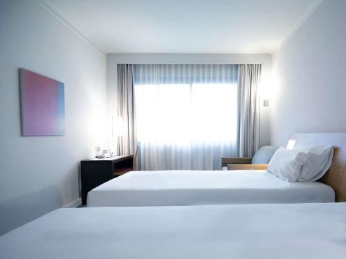 Standard Twin Room, 2 single beds and 1 single sofa bed del hotel Novotel Athenes. Foto 3