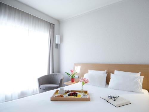 Executive Room With Balcony, 1 double bed or 1 double bed with sofa bed del hotel Novotel Athenes