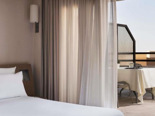 Executive Room With Balcony, 1 double bed or 1 double bed with sofa bed del hotel Novotel Athenes. Foto 2