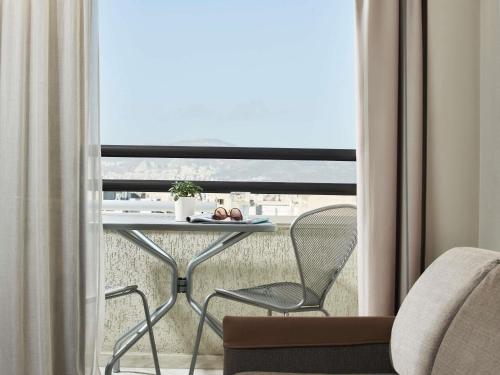 Executive Room With Balcony, 1 double bed or 1 double bed with sofa bed del hotel Novotel Athenes. Foto 3