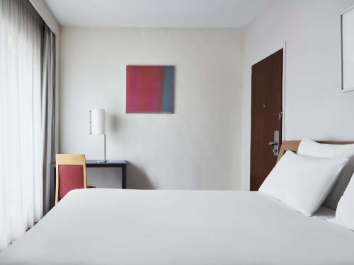 Executive Room With Balcony, 1 double bed or 1 double bed with sofa bed del hotel Novotel Athenes. Foto 4