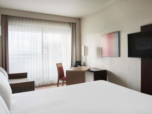 Executive Room With Balcony, 1 double bed or 1 double bed with sofa bed del hotel Novotel Athenes. Foto 5