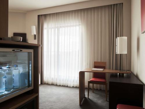 Executive Room With Balcony, 1 double bed or 1 double bed with sofa bed del hotel Novotel Athenes. Foto 8