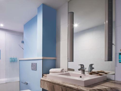 Executive Room With Balcony, 1 double bed or 1 double bed with sofa bed del hotel Novotel Athenes. Foto 9