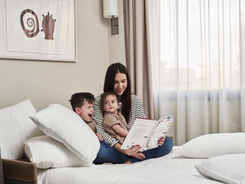 Family Room, 1 double bed with double sofa bed del hotel Novotel Athenes. Foto 1