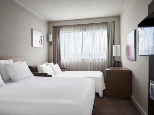 Family Room, 1 double bed with double sofa bed del hotel Novotel Athenes. Foto 3