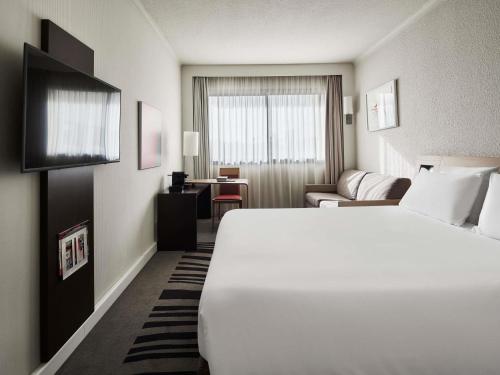 Family Room, 1 double bed with double sofa bed del hotel Novotel Athenes. Foto 4