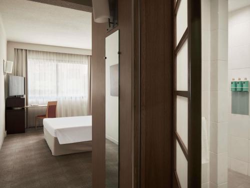 Standard Double Room, 1 double bed del hotel Novotel Athenes. Foto 3