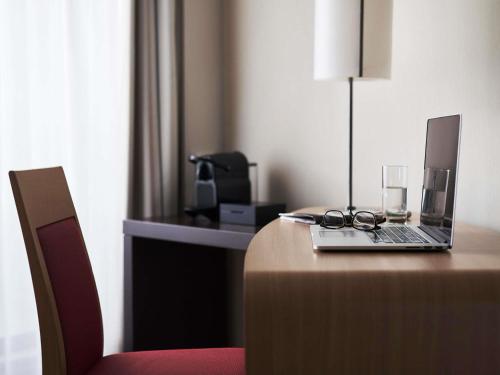 Executive Room with Acropolis View, 1 double bed and 1 double sofa bed del hotel Novotel Athenes. Foto 2