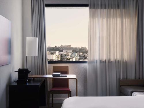 Executive Room with Acropolis View, 1 double bed and 1 double sofa bed del hotel Novotel Athenes. Foto 3