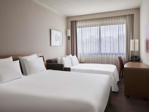 Executive Room with Acropolis View, 1 double bed and 1 double sofa bed del hotel Novotel Athenes. Foto 4