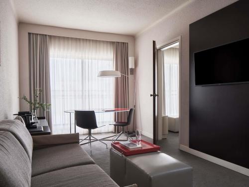 Suite, 1 double bed with double sofa bed del hotel Novotel Athenes. Foto 6