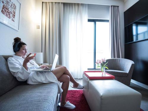 Suite, 1 double bed with double sofa bed del hotel Novotel Athenes. Foto 8