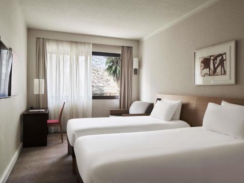 Standard Twin Room, 2 single beds and 1 single sofa bed del hotel Novotel Athenes. Foto 4