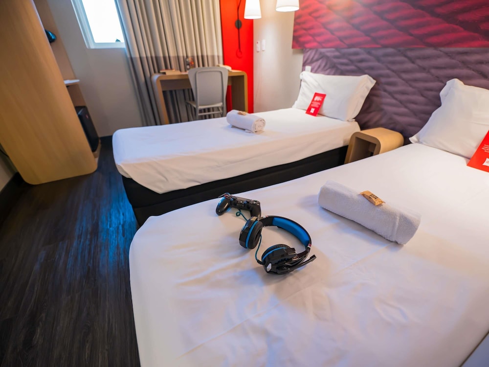 HABITACIÓN CON 2 CAMAS INDIVIDUALES ADAPTADAS del hotel Ibis Ribeirao Preto Shopping. Foto 1