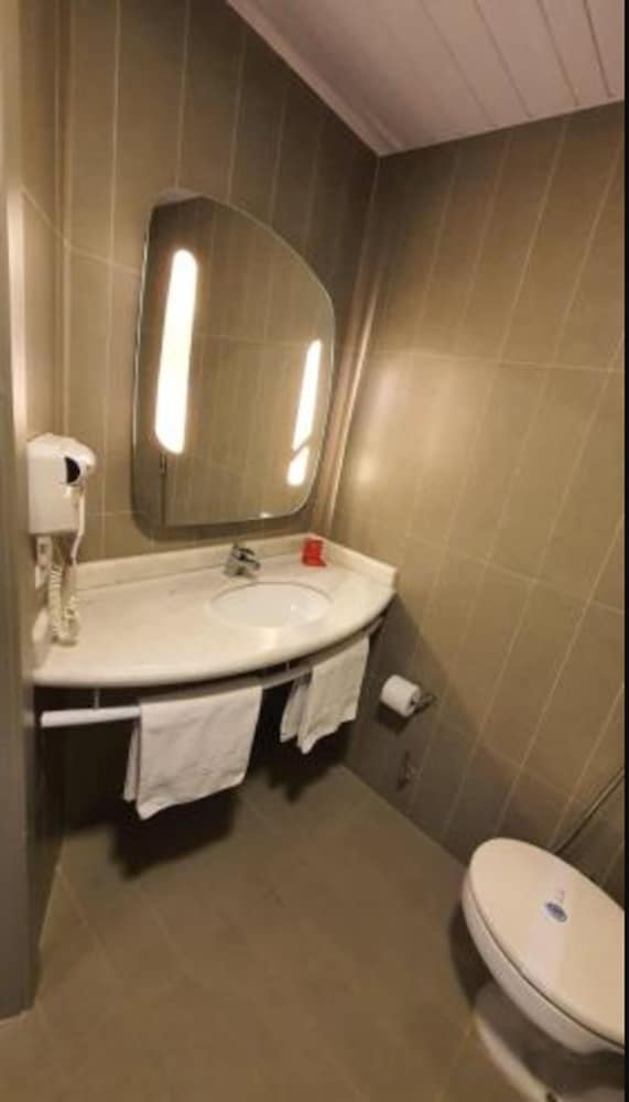 HABITACIÓN CON 2 CAMAS INDIVIDUALES ADAPTADAS del hotel Ibis Ribeirao Preto Shopping. Foto 6