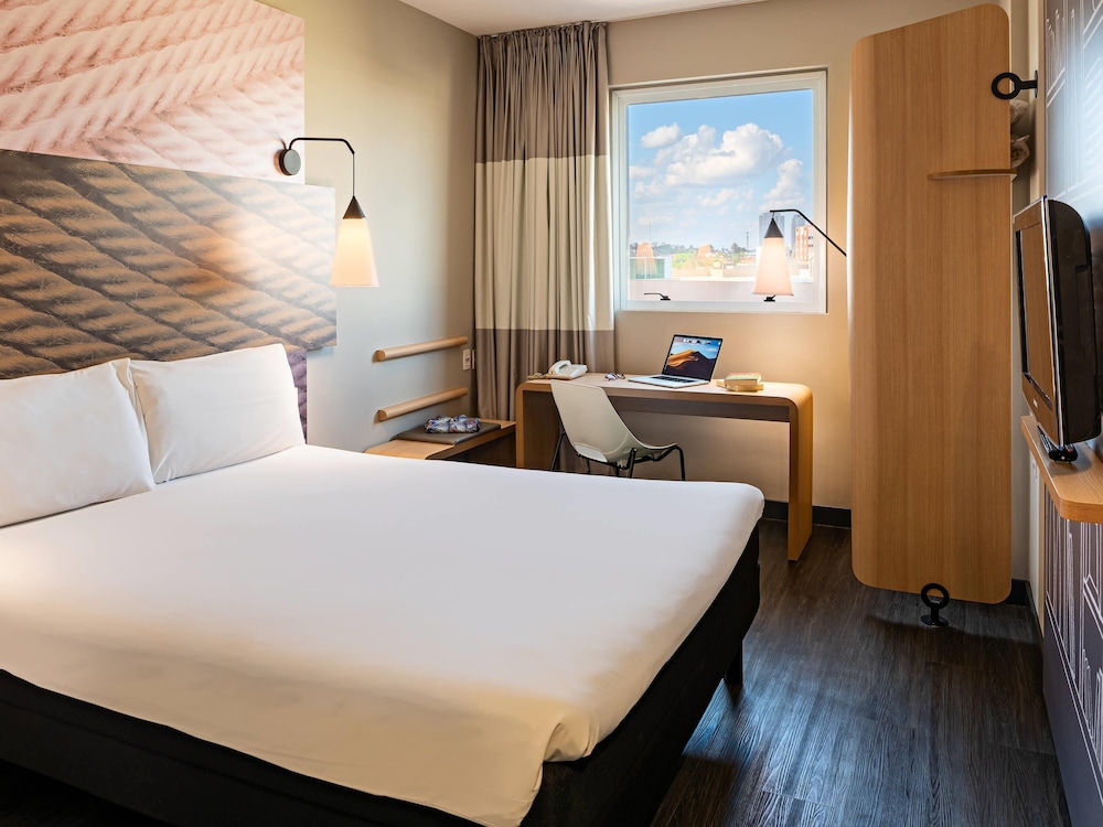 Habitación con cama doble del hotel Ibis Ribeirao Preto Shopping