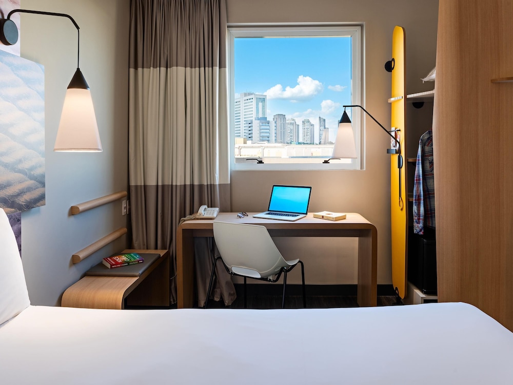 Habitación con cama doble del hotel Ibis Ribeirao Preto Shopping. Foto 1