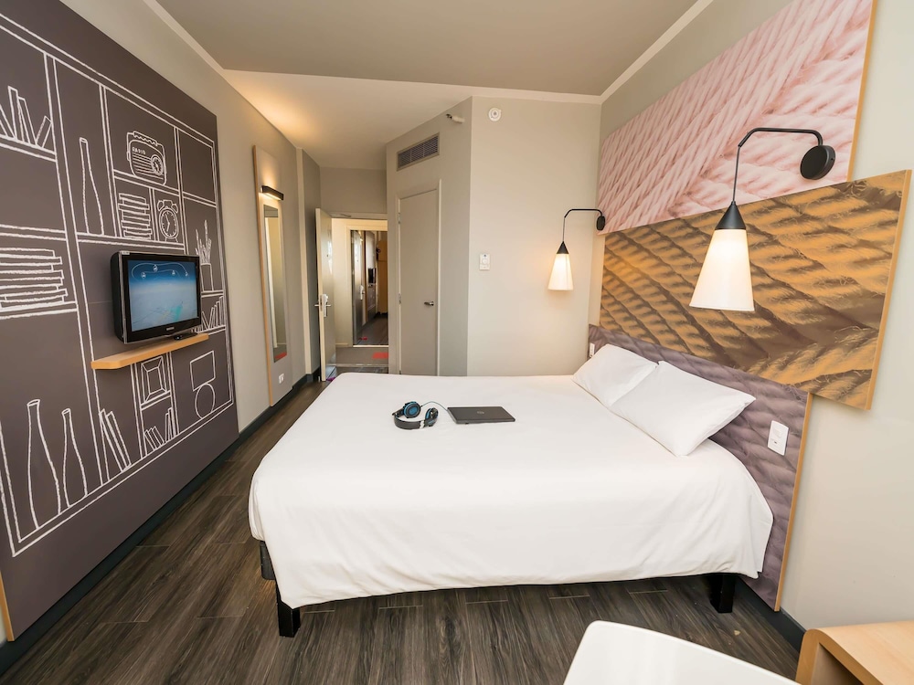 Habitación con cama doble del hotel Ibis Ribeirao Preto Shopping. Foto 2