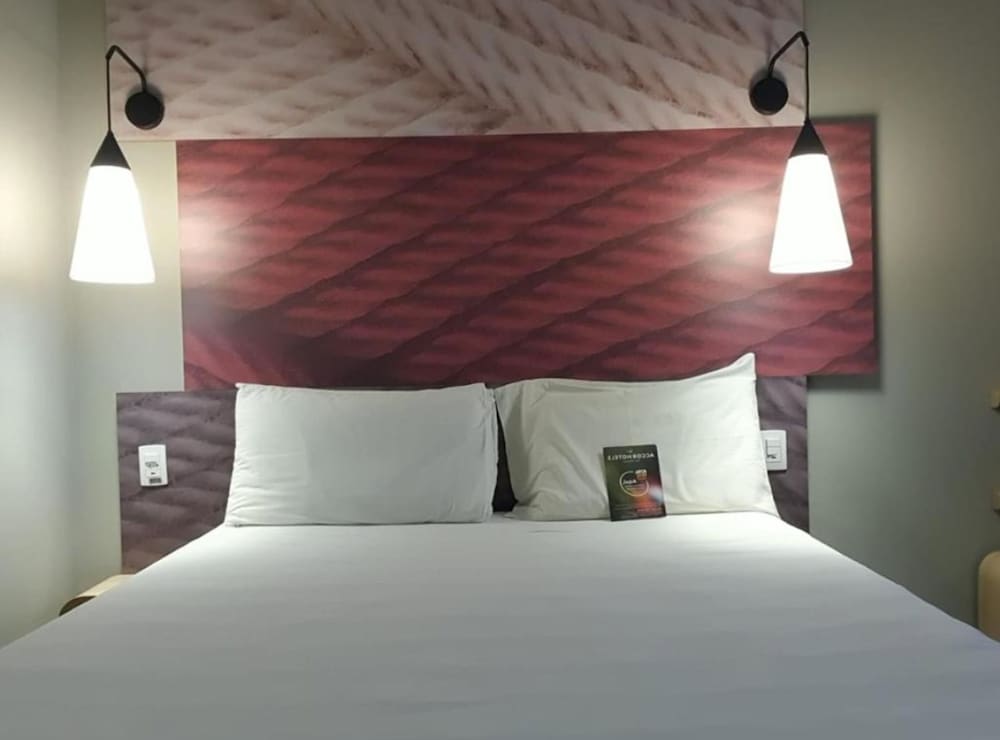 Habitación con una cama doble y una cama supletoria del hotel Ibis Ribeirao Preto Shopping. Foto 1