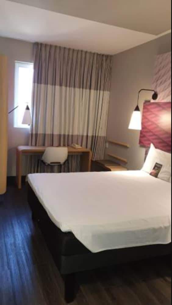 Habitación con una cama doble y una cama supletoria del hotel Ibis Ribeirao Preto Shopping. Foto 2
