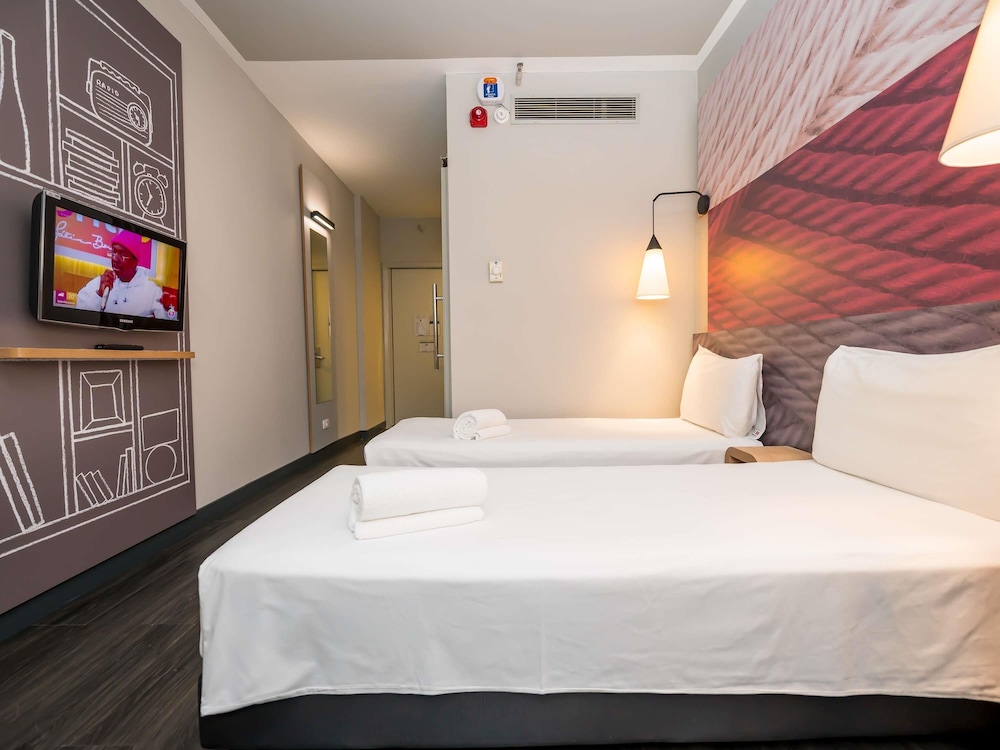 Habitación con una cama doble y una cama supletoria del hotel Ibis Ribeirao Preto Shopping. Foto 3
