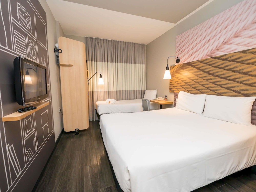 Habitación con una cama doble y una cama supletoria del hotel Ibis Ribeirao Preto Shopping. Foto 4