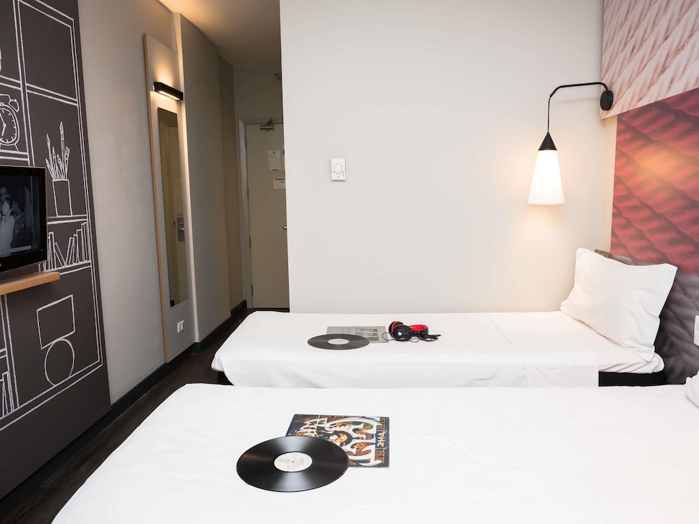 Habitación con una cama doble y una cama supletoria del hotel Ibis Ribeirao Preto Shopping. Foto 5